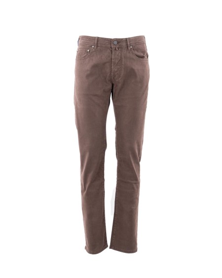 Shop JACOB COHEN  Pantalone: Jacob Cohen jeans Bard 5 tasche.
Regular-slim fit a vita media.
Tessuto diagonale stretch di lyocell e cotone tinto in capo bordeaux.
Salpa in pelle scamosciata color cioccolato con pattern inciso al laser e logo ricamato.
Bottone smaltato bordeaux-marrone opaco con motivo circolare e logo a rilievo.
Include bandana con stampa mosaico e rocchetto di filo.
Patta interna ricamata con nome del pantalone e citazione del fondatore.
Composizione: 49% lyocell, 49% cotone, 2% elastan.
Made in Italy.. QE004 S4216-F44